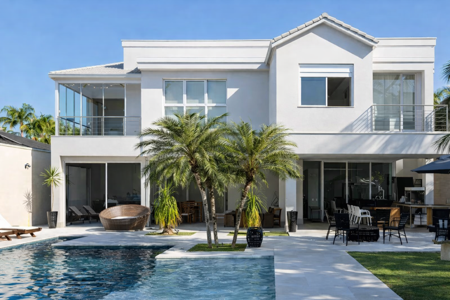 Técnico de automação industrial configurando CLP